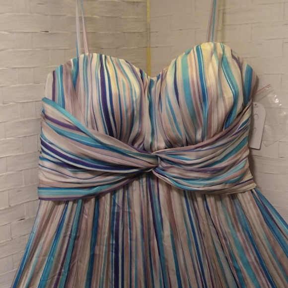 Dress - Picture 2 of 8